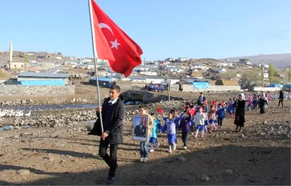 Kars\'ta 29 Ekim kutlamaları sırasında çekilen fotoğraf çok konuşulmuştu! İşte o bayrağın hikayesi