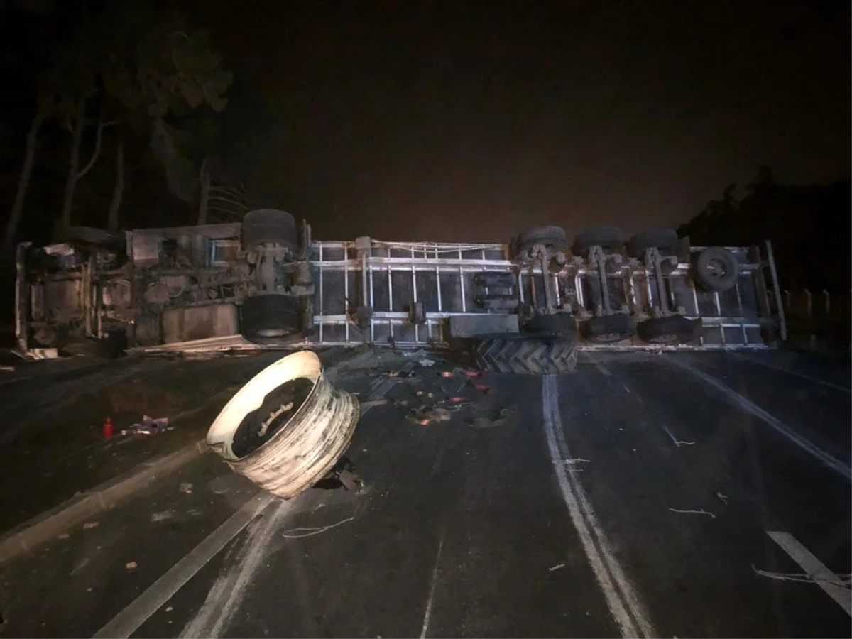 Bursa\'da feci kaza...Devrilen çekici İzmir yolunu kapattı