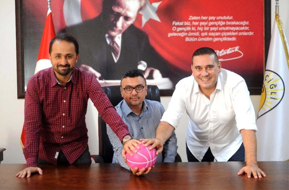 Çiğli Belediyespor\'dan \'Pembe Top Sahada\' kampanyasına destek