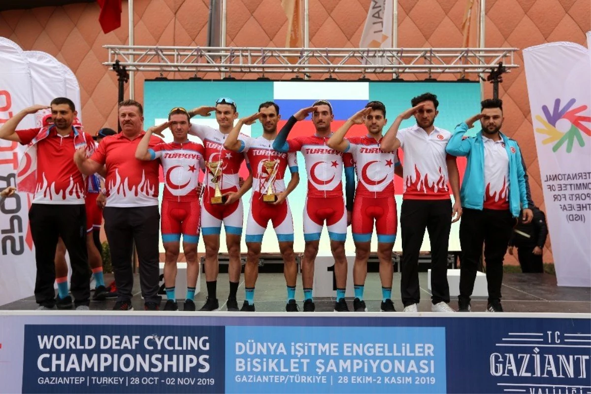 Dünya İşitme Engelliler Bisiklet Şampiyonası yol yarışmasıyla devam etti