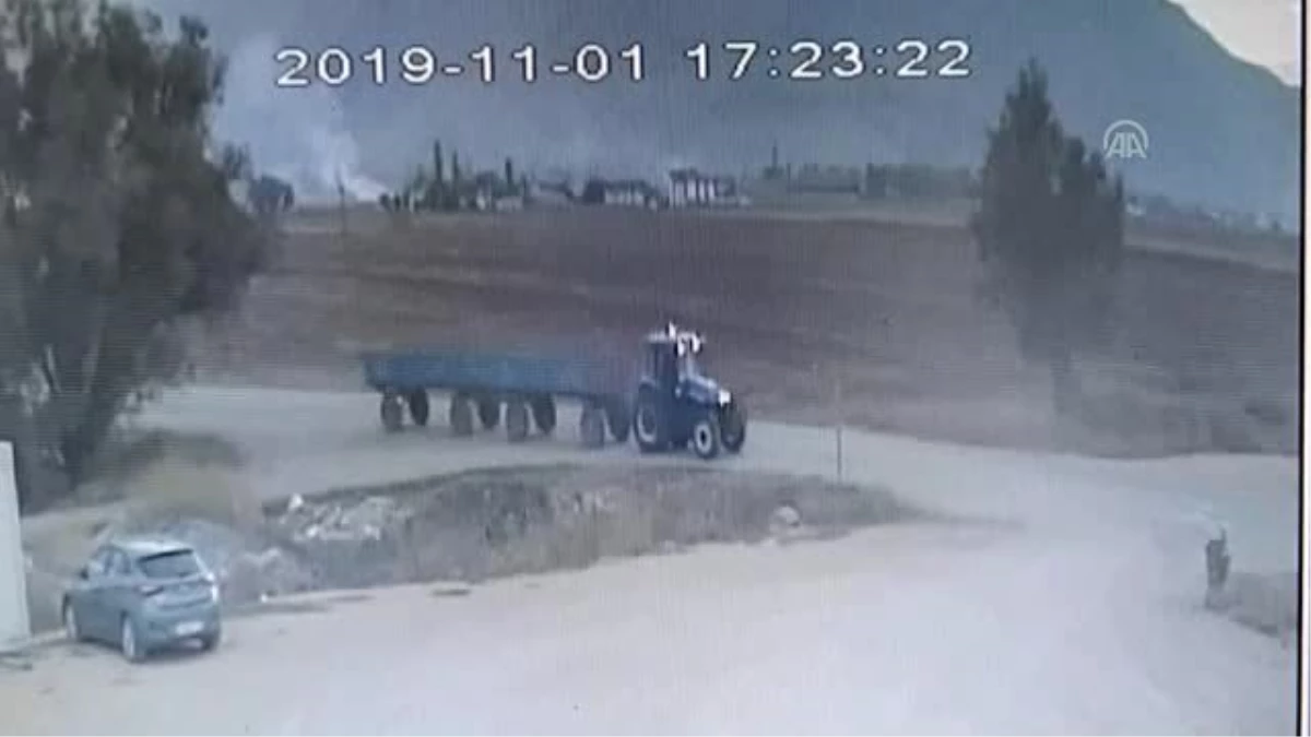 Elbistan\'da otomobil ile traktör çarpıştı: 2 yaralı