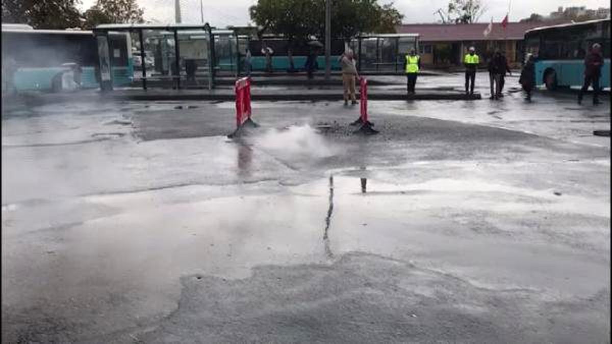 Eminönü\'nde yer altı kablolarında korkutan patlama