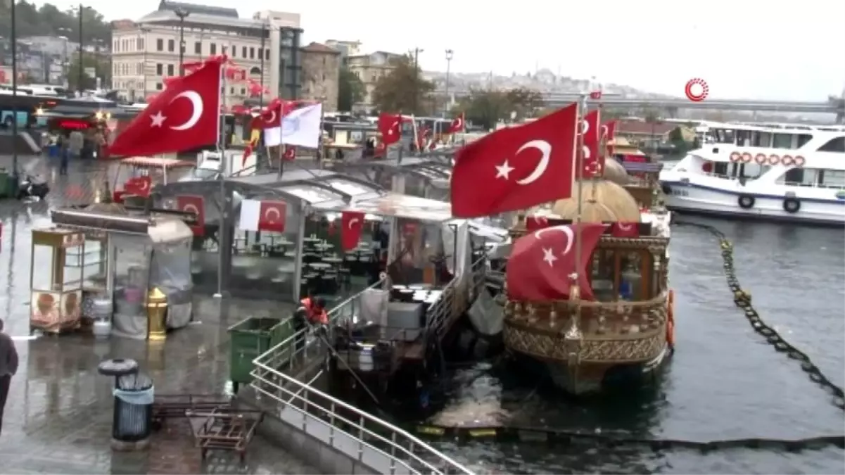 Eminönü\'ndeki balıkçı teknelerinde satış devam ediyor