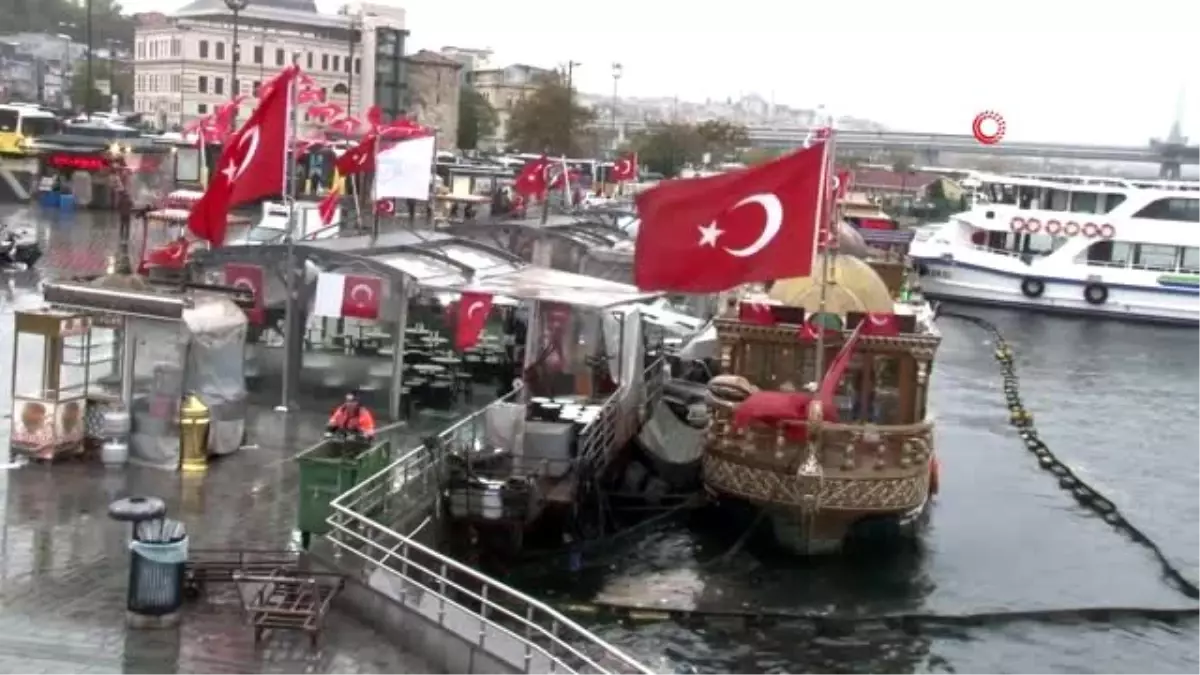 Eminönü\'ndeki balıkçı teknelerinin bekleyişi sürüyor