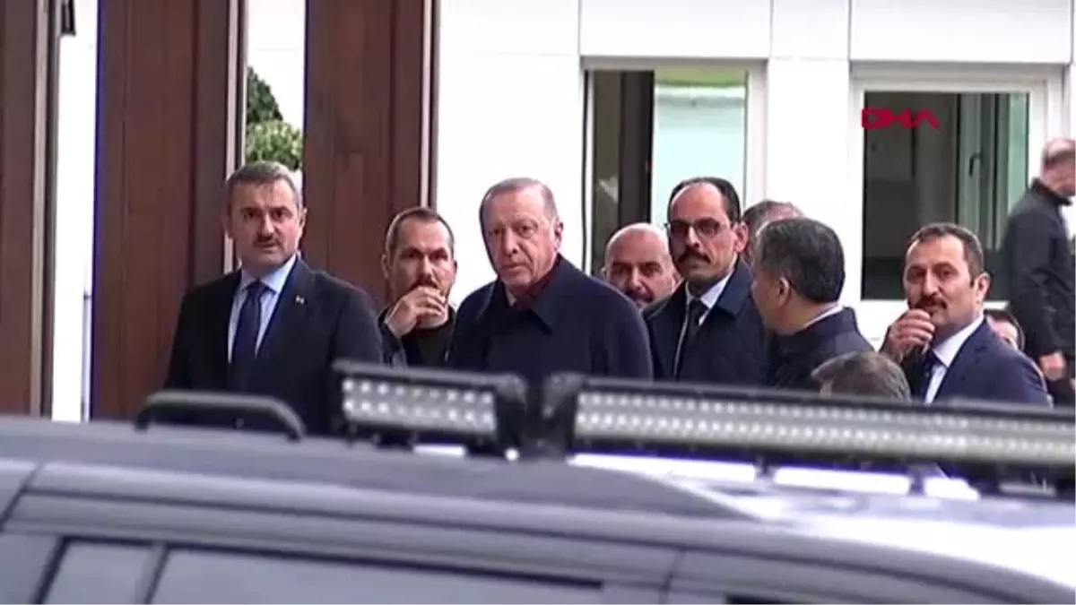 Erdoğan cuma namazı öncesi yanına gelen vatandaşın mektubunu aldı