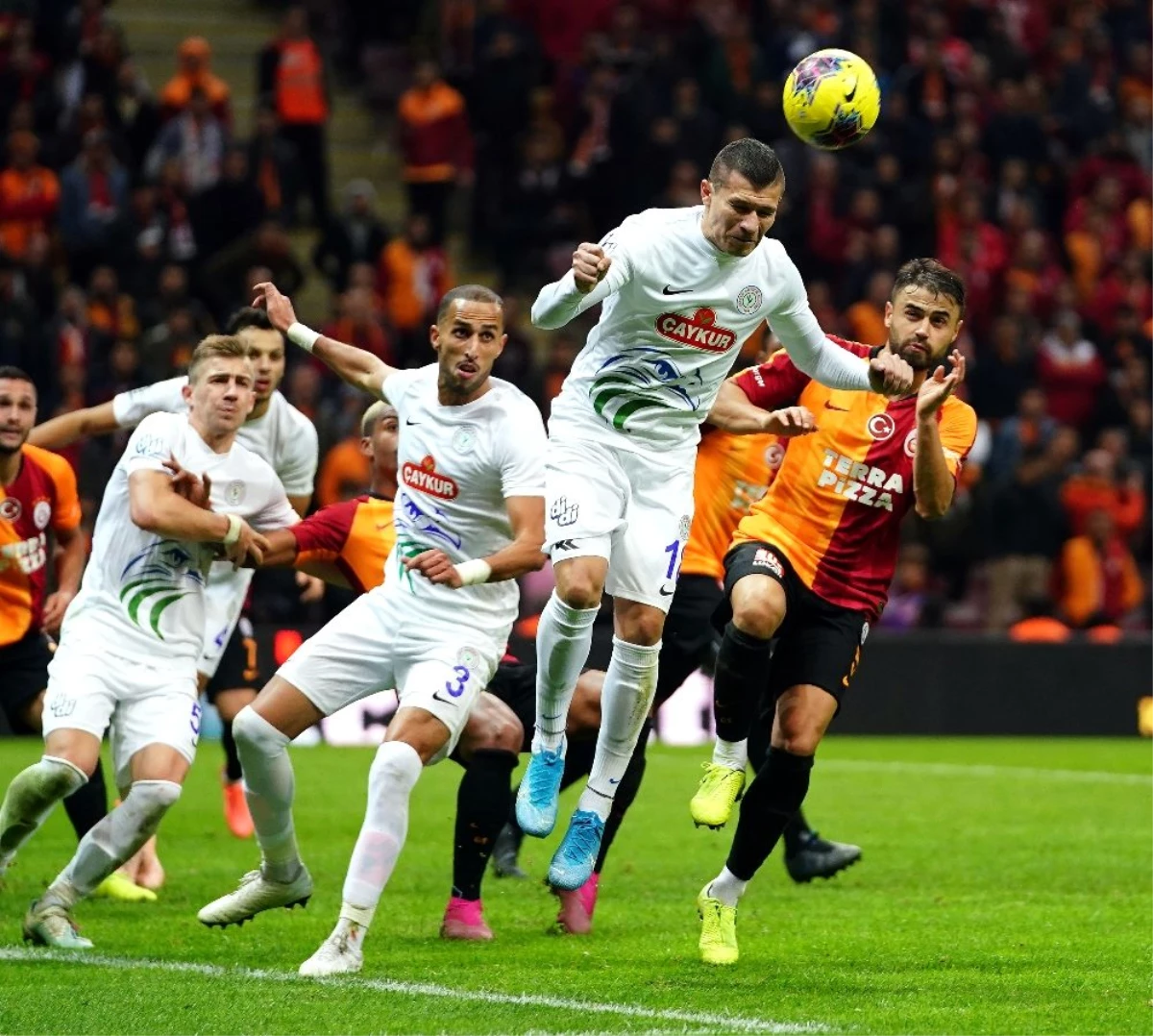 Galatasaray, Çaykur Rizespor\'u 2-0 mağlup etti