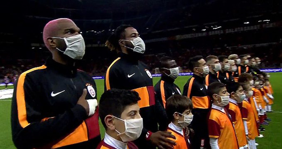 Galatasaraylı ve Rizeli futbolcular Lösemi\'ye destek için maskeyle sahaya çıktı
