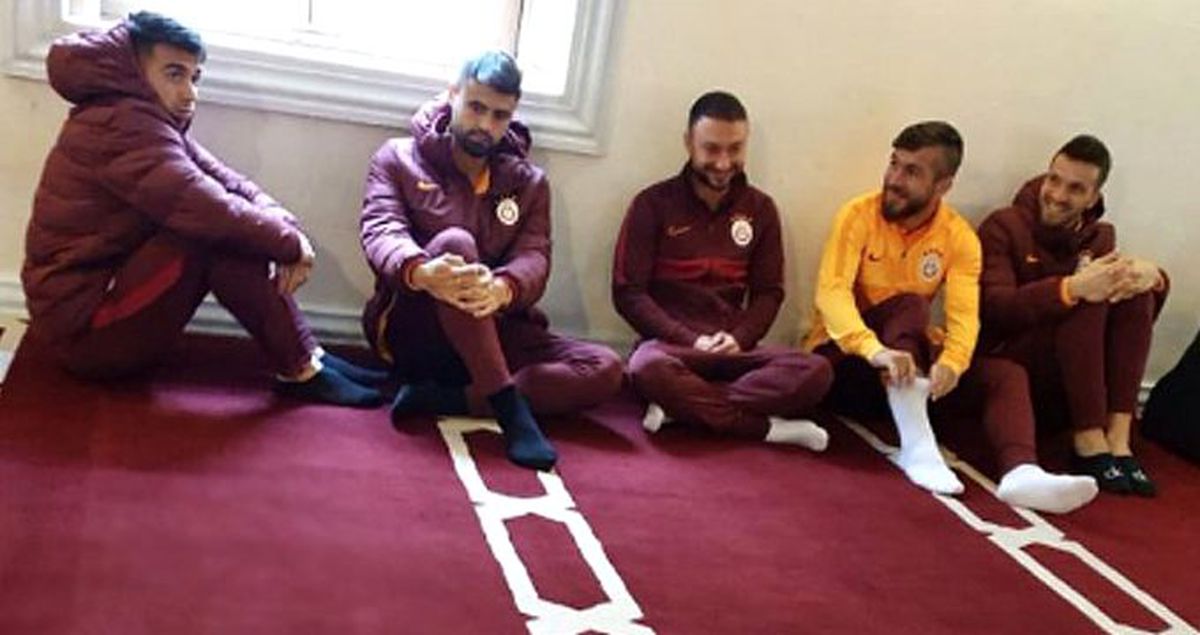 Galatasaraylı yerli futbolcular cuma namazında görüntülendi