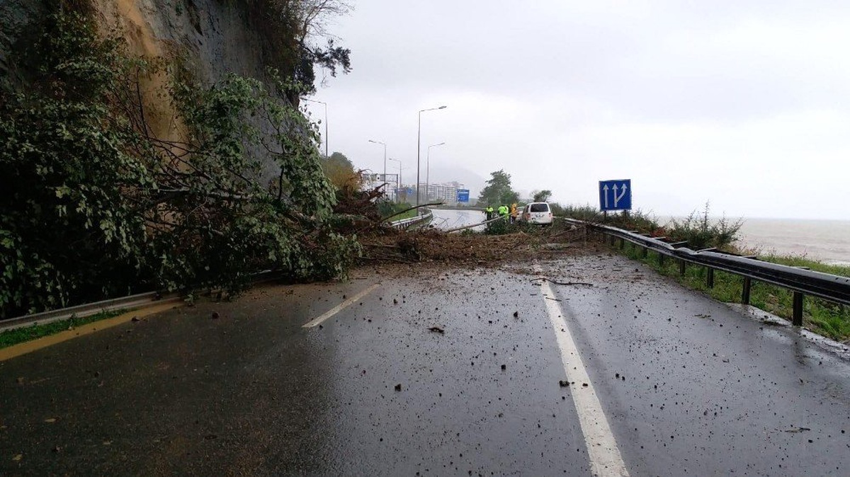 Giresun\'da heyelan kazaya neden oldu: 3 yaralı