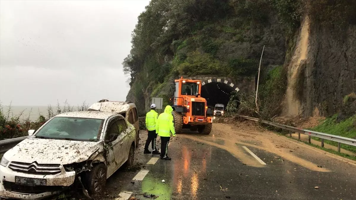 Giresun\'da meydana gelen heyelanda seyir halindeki araçlarda bulunan 3 kişi yaralandı