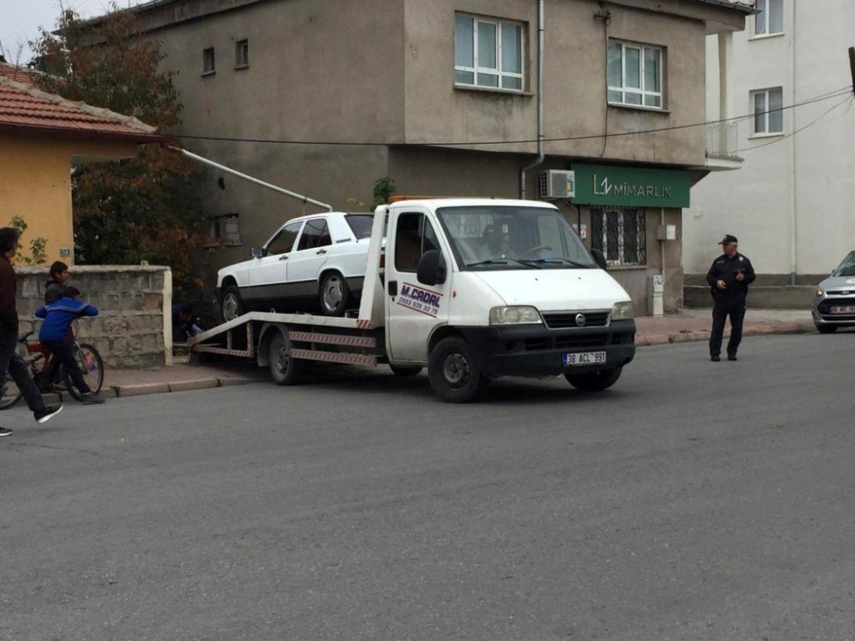 Haciz için gelenlere silahla direndi
