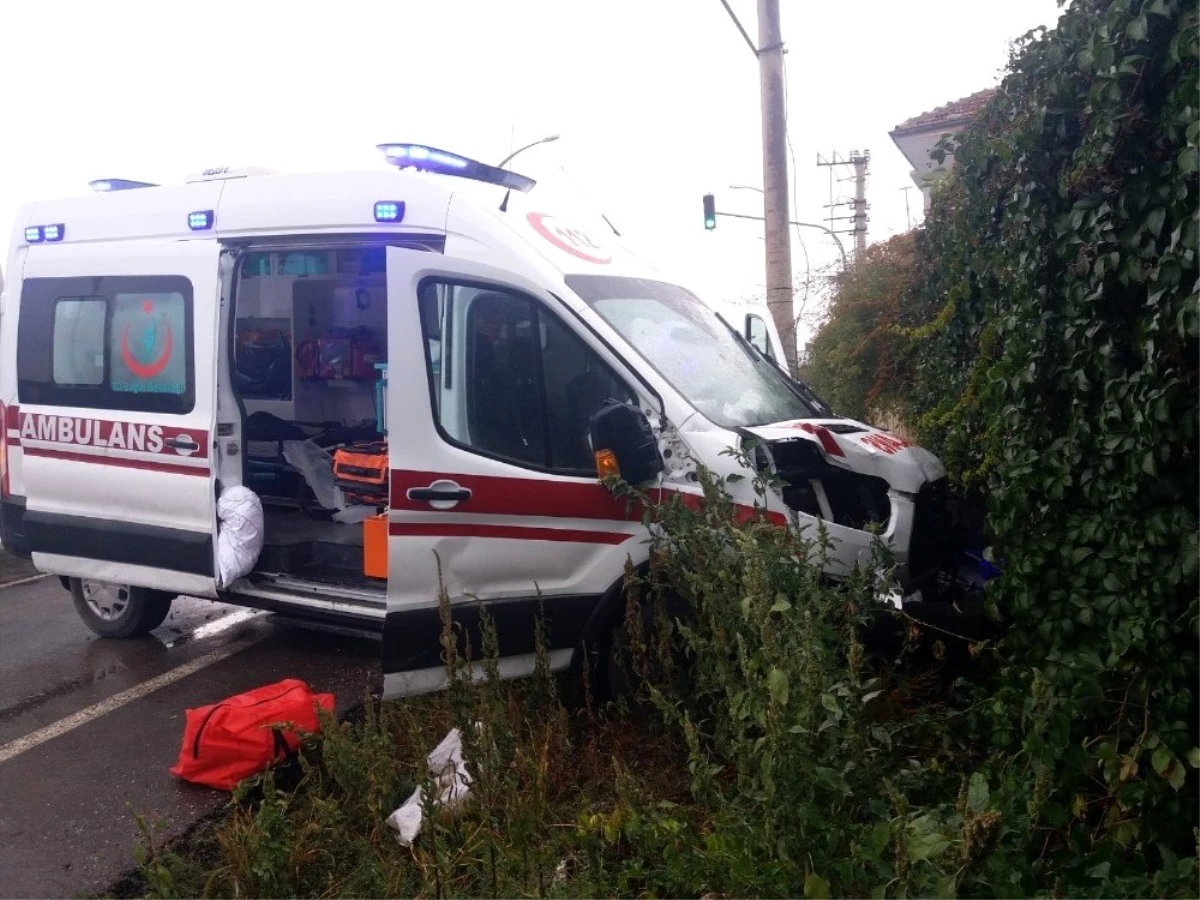 Isparta\'da hasta taşıyan ambulans kaza yaptı: 4 yaralı