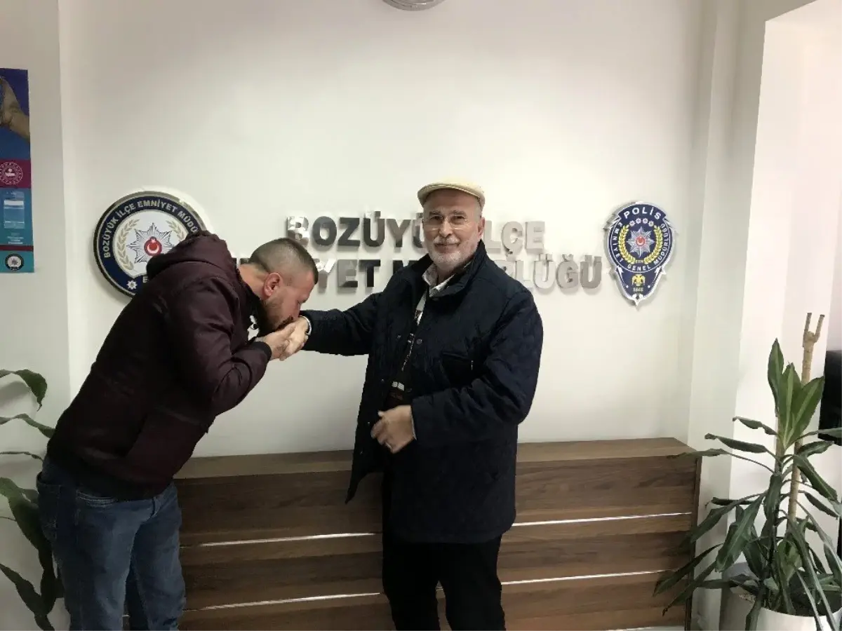 İşsiz genç yolda bulduğu parayı polis aracılığıyla sahibine ulaştırdı