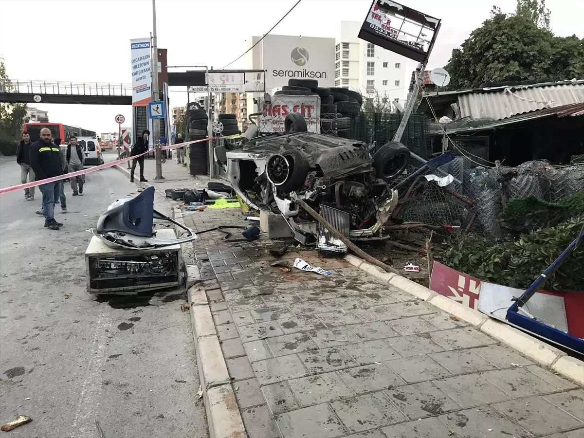 İzmir\'de takla atan otomobildeki 2 kişi öldü, 1 kişi yaralandı