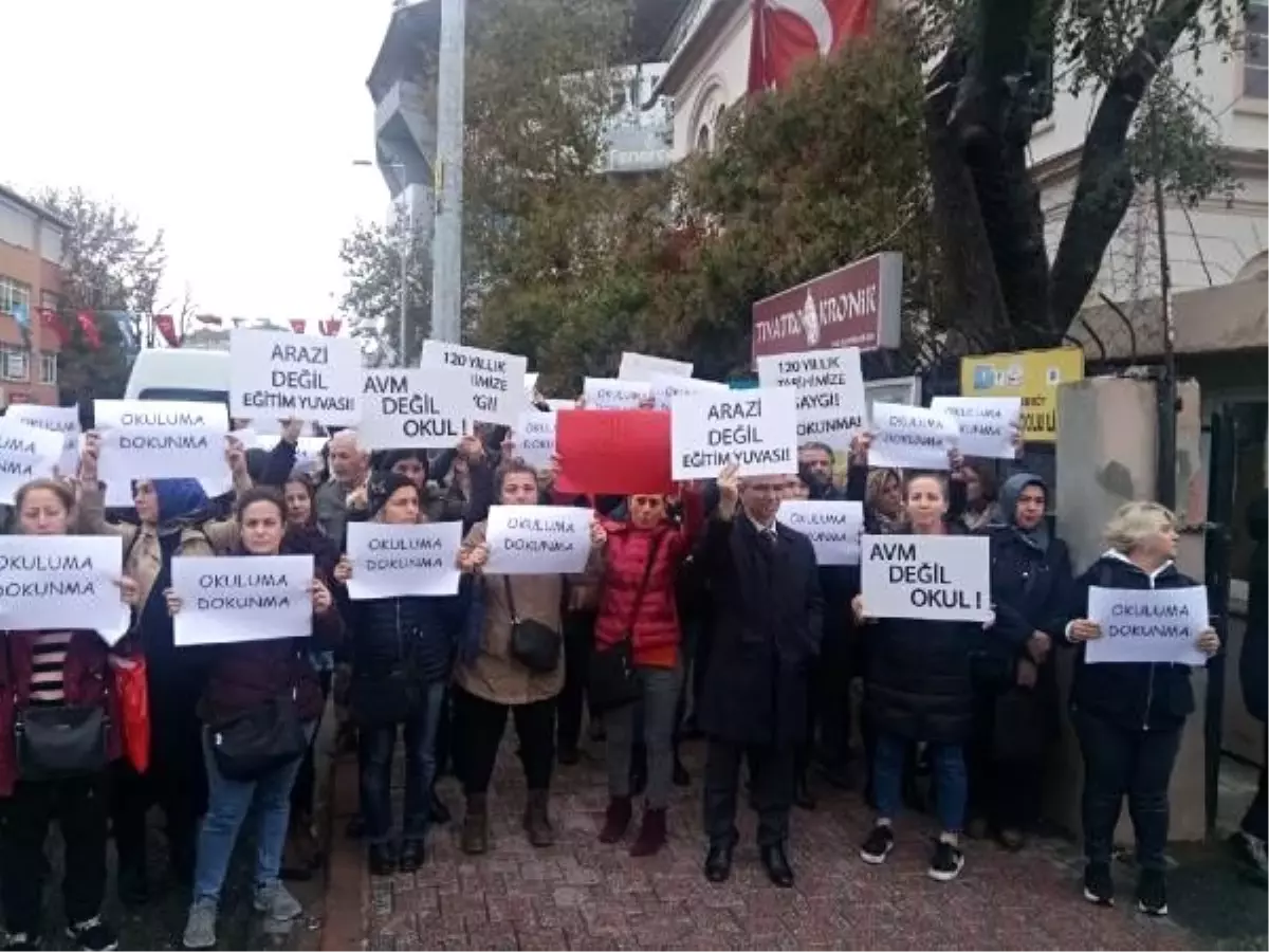 Kadıköy İstanbul Anadolu Lisesi önünde protesto