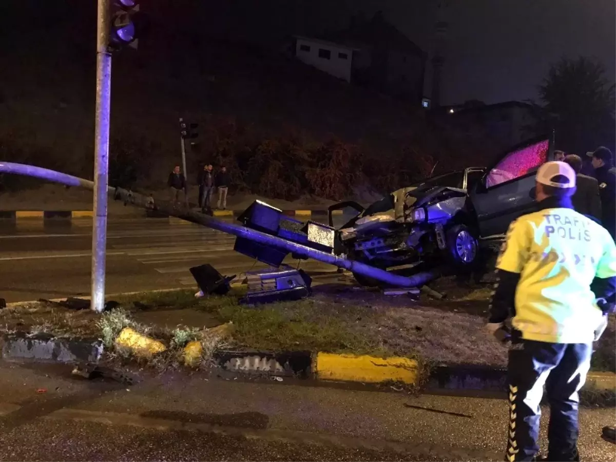 Kayganlaşan yolda trafik lambalarına çarparak durabildi