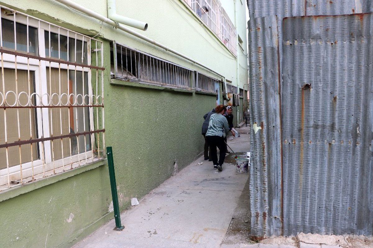 Okulun 3. katından düşen öğrenci yaralandı