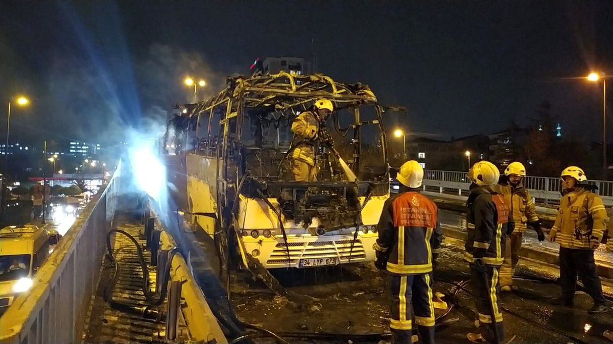 (Özel) Seyir halindeki midibüs alev alev yandı