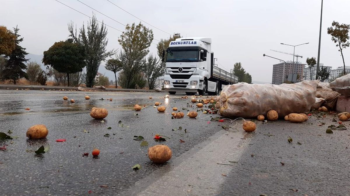 Patates yüklü tır devrildi, karayolu patates tarlasına döndü