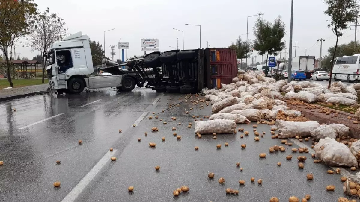 Patates yüklü tır devrildi, karayolu patates tarlasına döndü