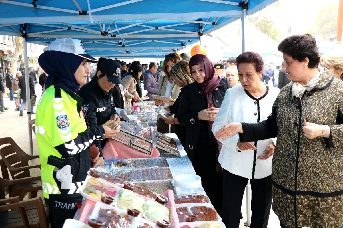 Polis Eşleri Derneğinden öğrenciler yararına kermes