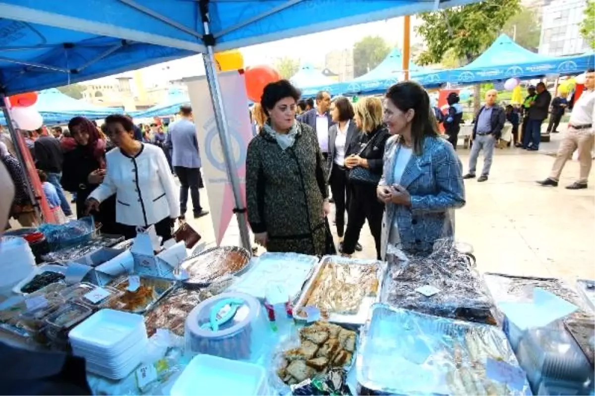 Polis eşleri öğrenciler için börek açıp, pasta pişirdi