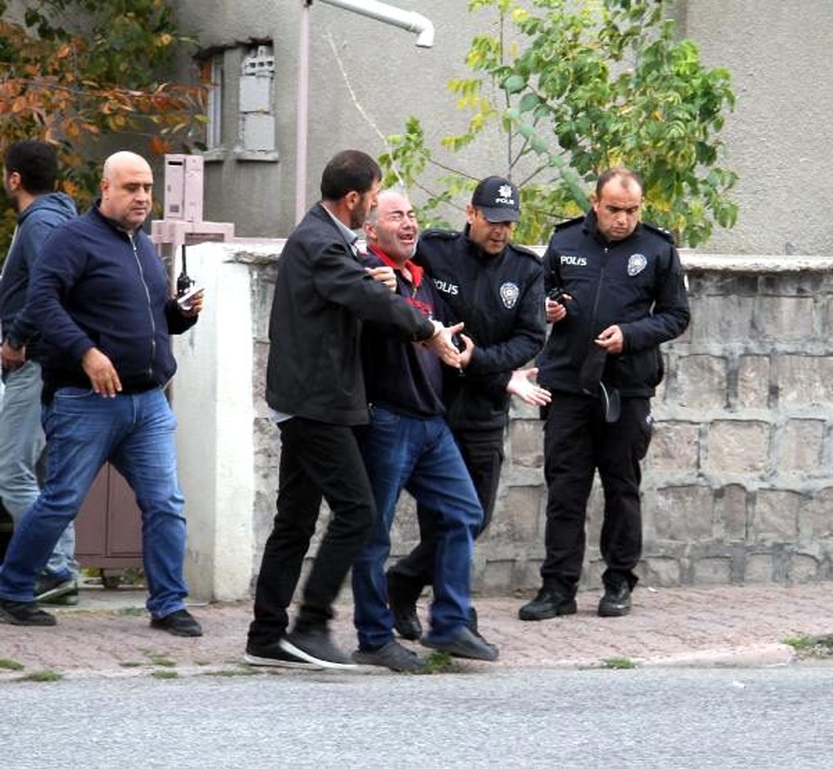 Pompalıyla icra görevlilerine direndi, Emniyet Müdürü ikna etti