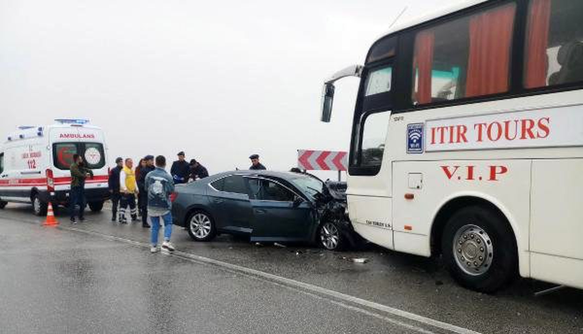 Turistlerin otobüsü ile otomobil çarpıştı: 2 yaralı