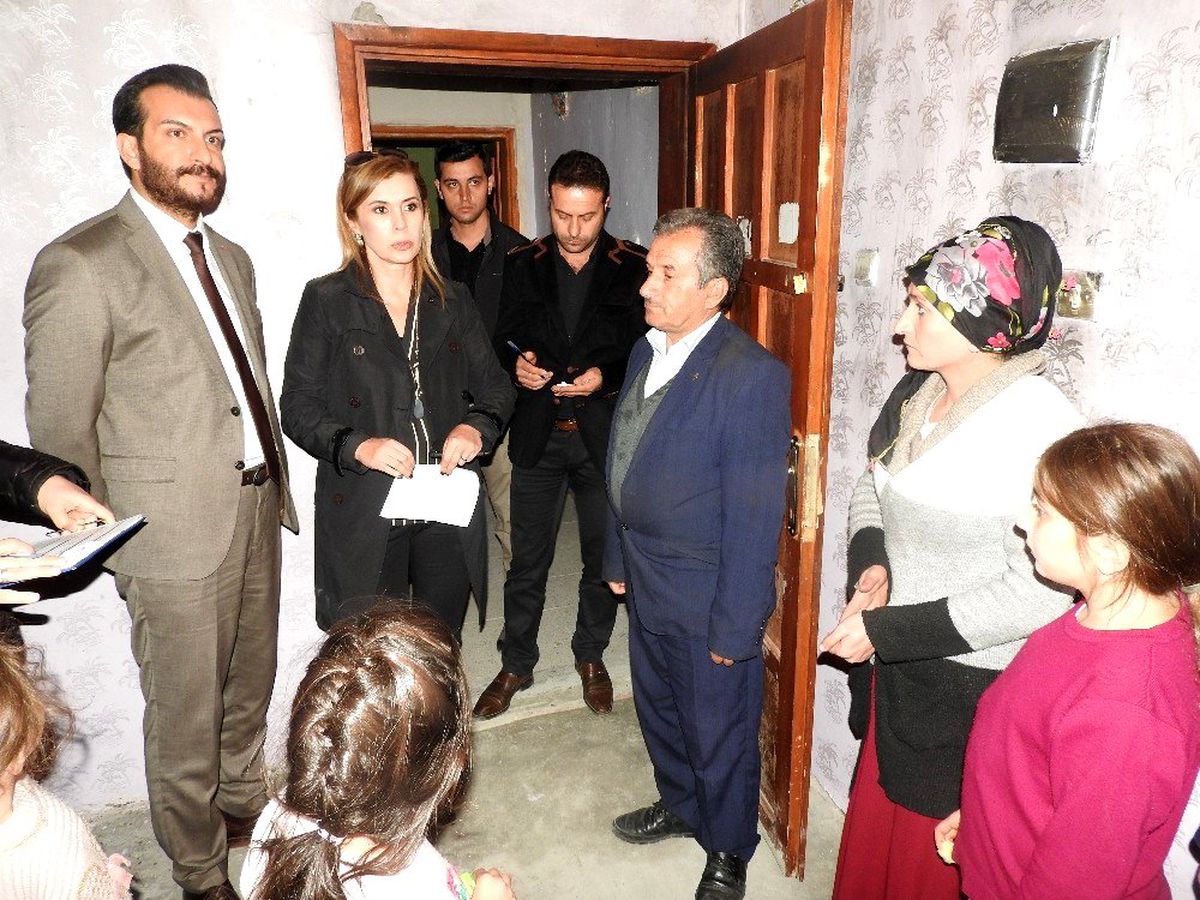 Tuşba Kaymakamı Meral Uçar Arpa, evi yanan aileyi ziyaret etti