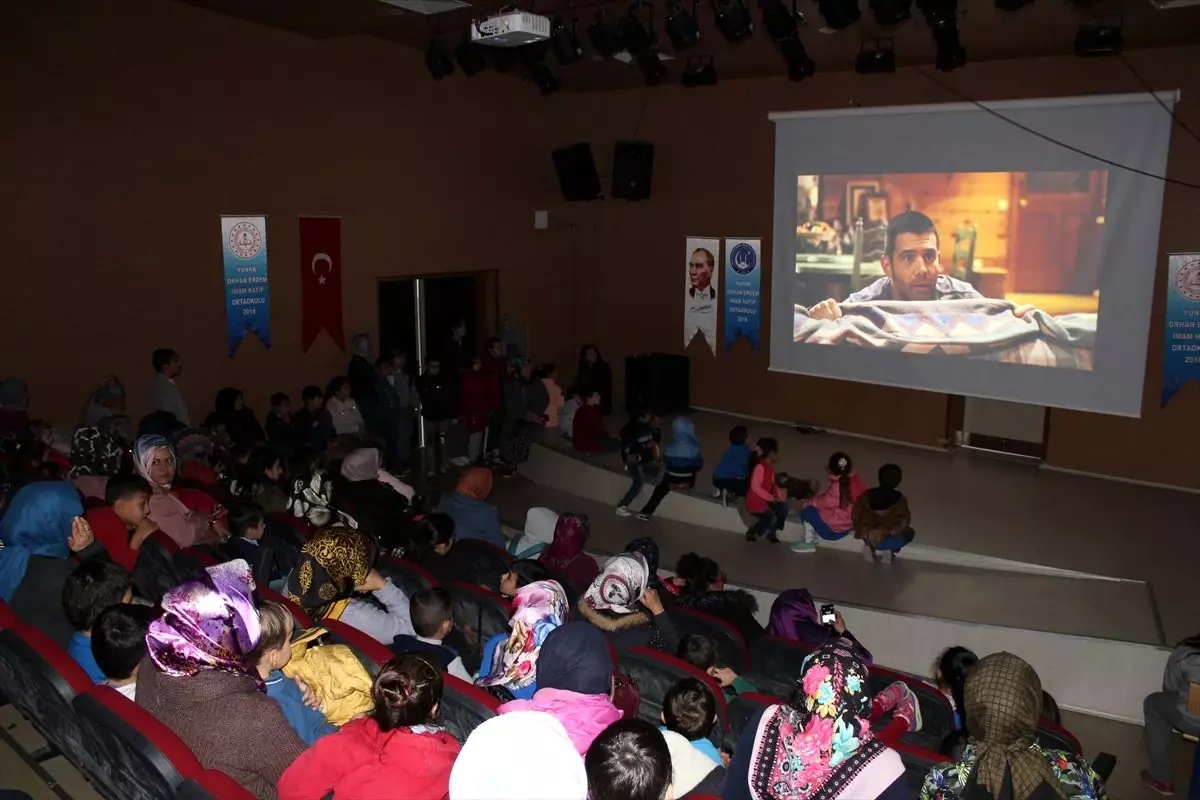 Yunak\'ta öğrenciler ve aileleri sinema keyfi yaşadı