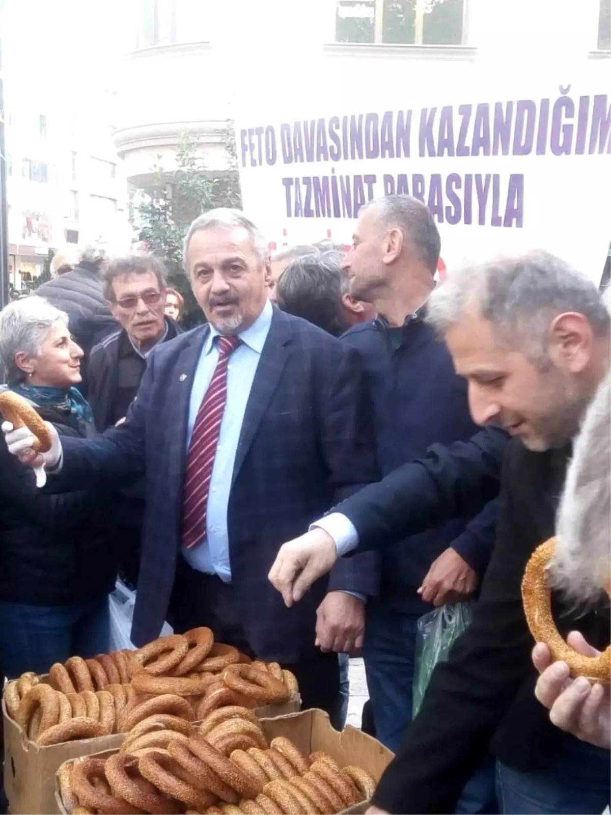 4 günlük gözaltından aldığı 400 lirayla aldığı simitleri halka dağıttı