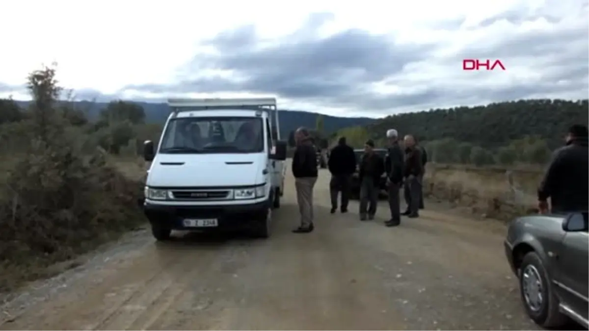 Balıkesir çiftçiler mıcır kamyonlarına karşı yol kapattı