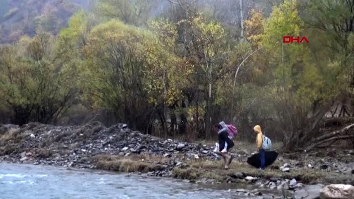 Bingöl dağları aşıp, sulardan geçerek çocuklarını servise ulaştırıyor - -1