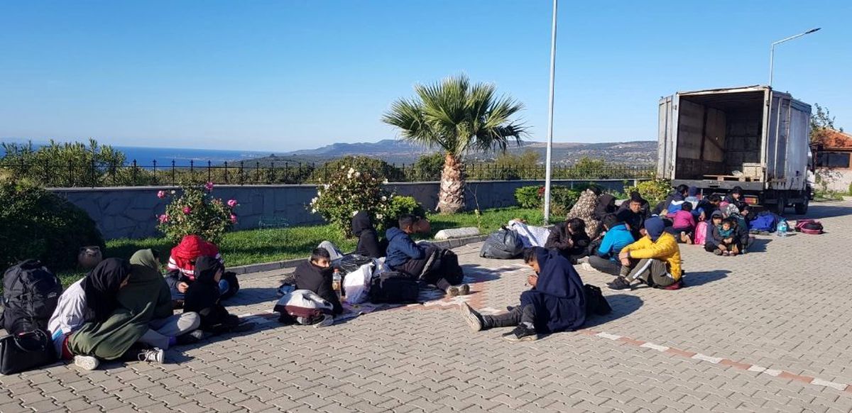 Çanakkale\'de kamyonetin kasasından 43 mülteci çıktı