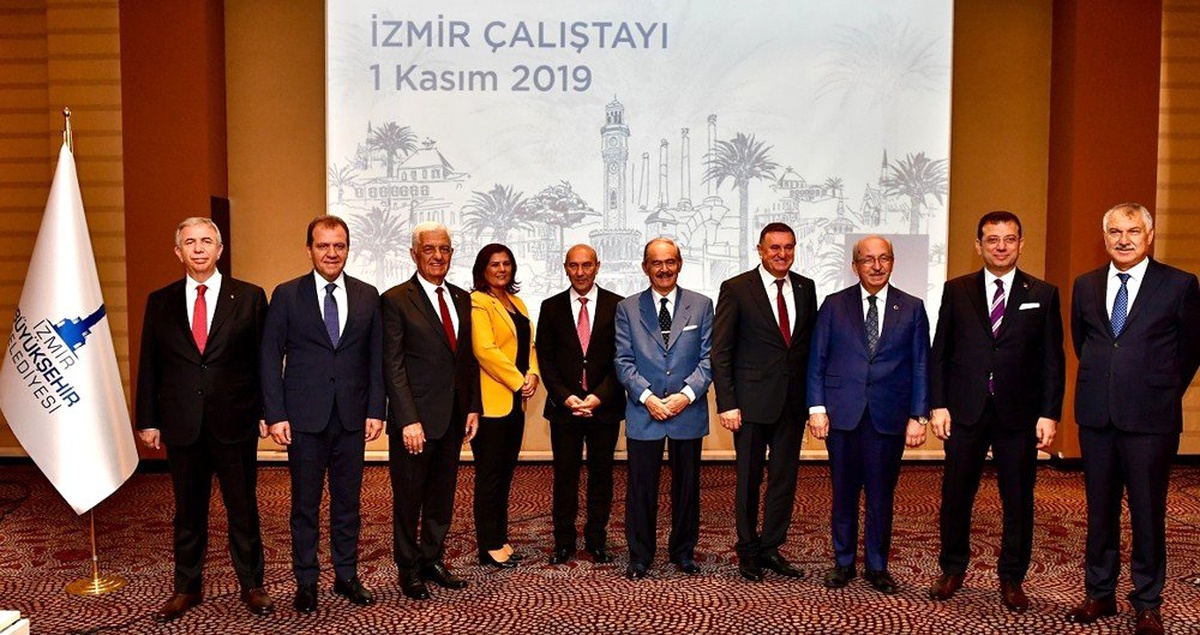 CHP\'li Büyükşehir Belediye Başkanları İzmir\'de toplandı