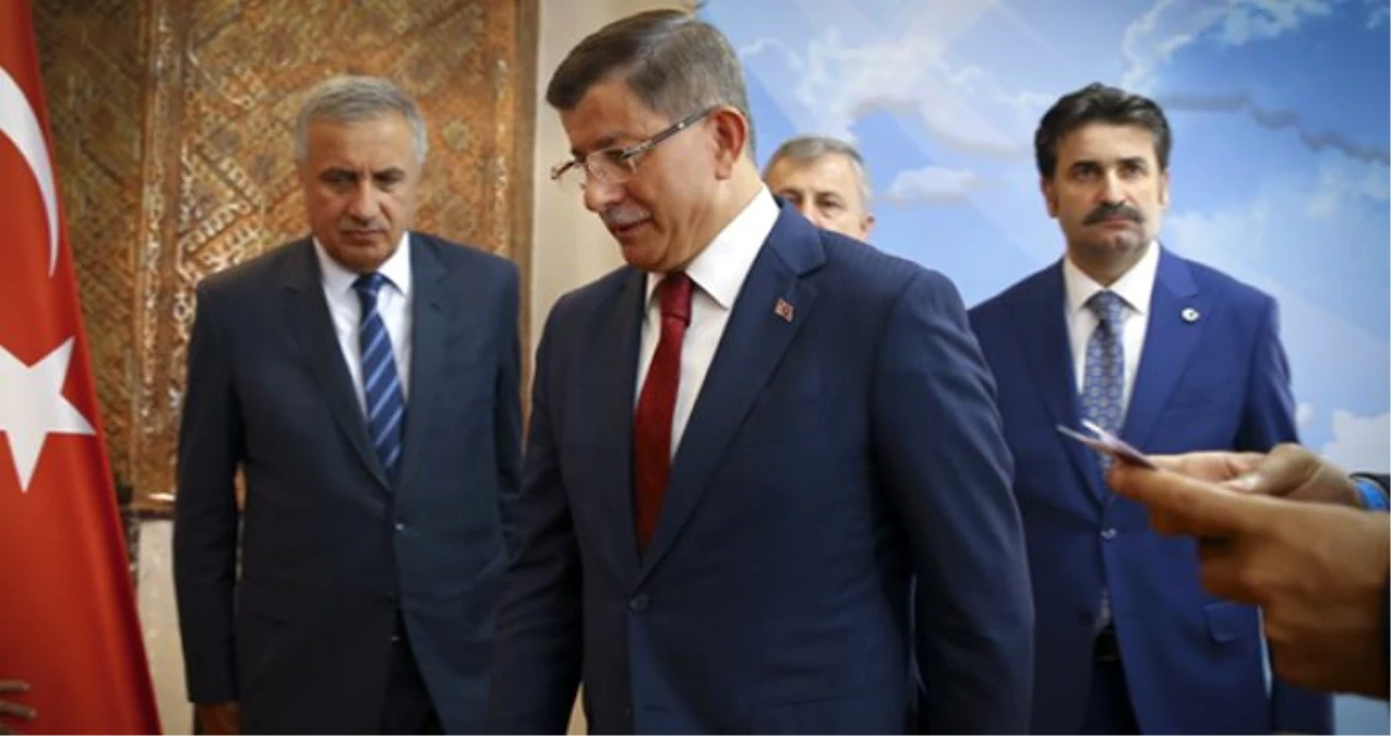 Davutoğlu cephesinden siyasi kulisleri hareketlendirecek sözler: 12-13 milletvekili bizimle görüşüyor