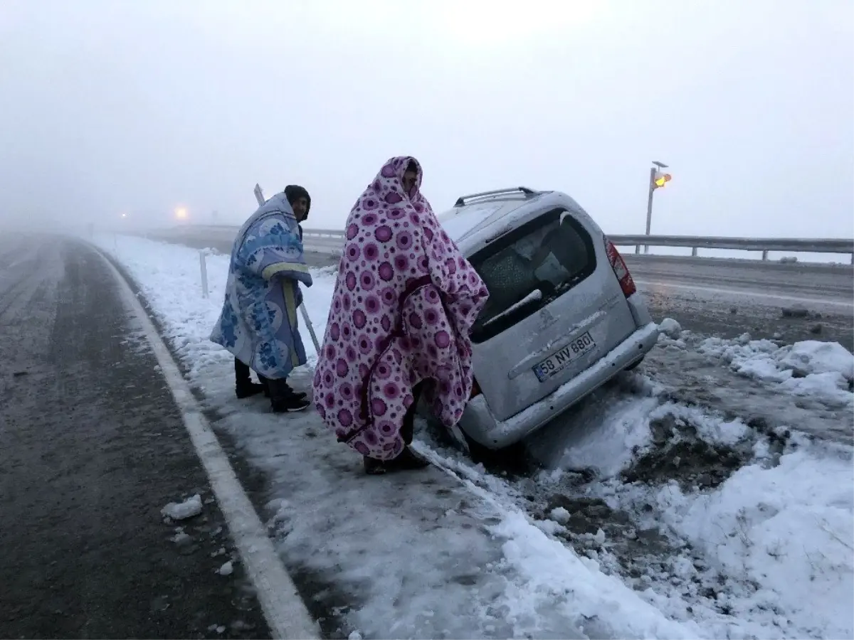 Doğu Anadolu\'da kar ve tipi ulaşımda aksamalara neden oldu