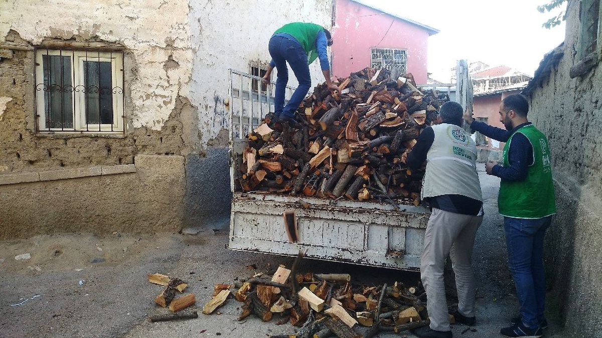 Elazığ\'da kış öncesi ailelere odun yardımı