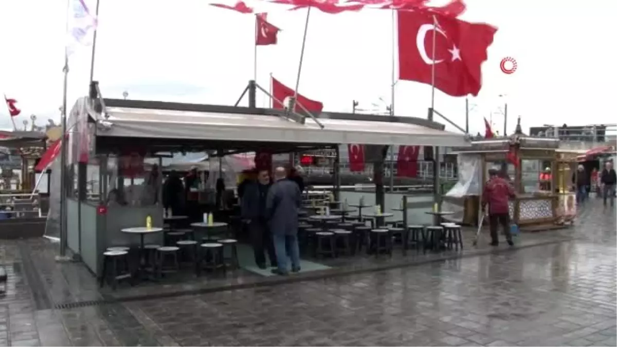 Eminönü\'ndeki balıkçı teknelerinde satış devam ediyor