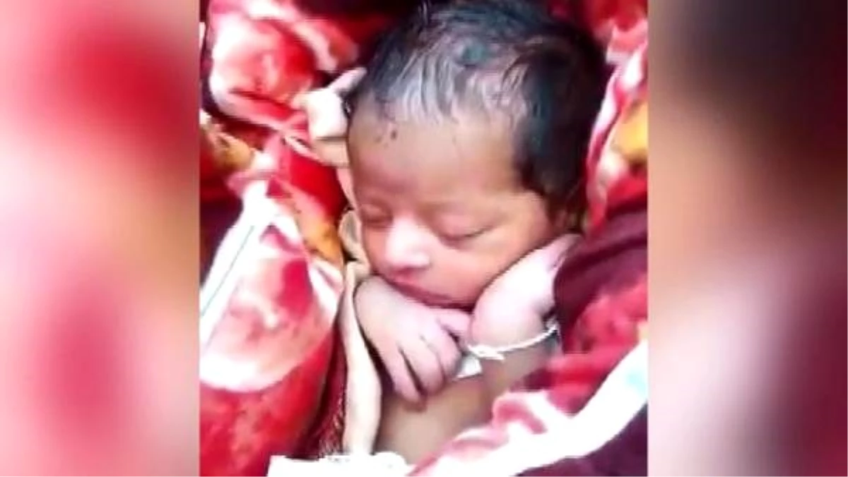 Hindistan\'da, kız bebeği canlı canlı gömmek isteyen dedeye suçüstü