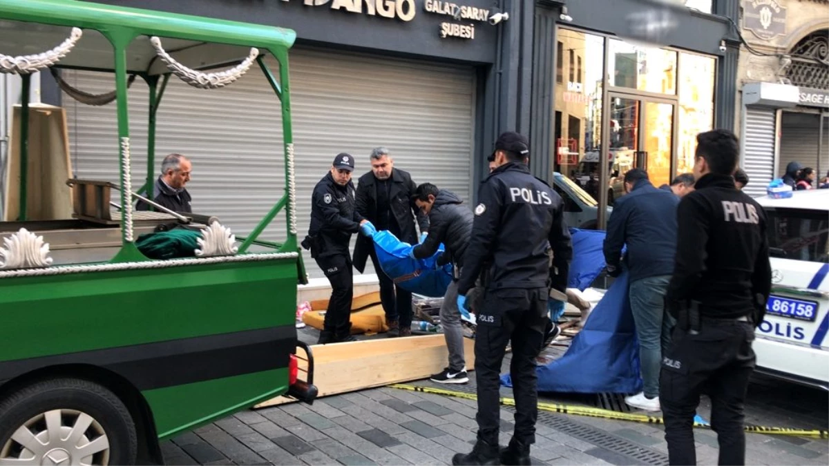 İstiklal Caddesi işçinin feci ölümü kamerada