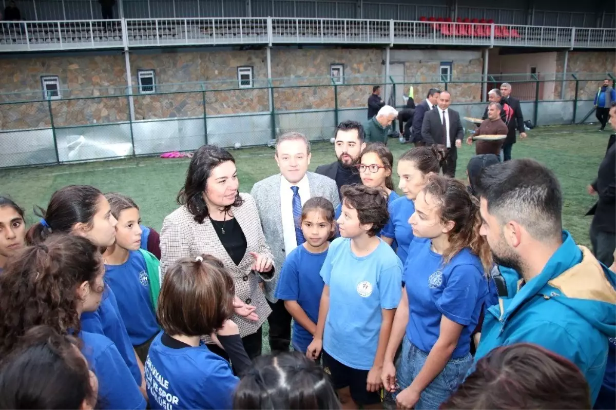 Jülide İskenderoğlu\'ndan kadın futbol takımına ziyaret