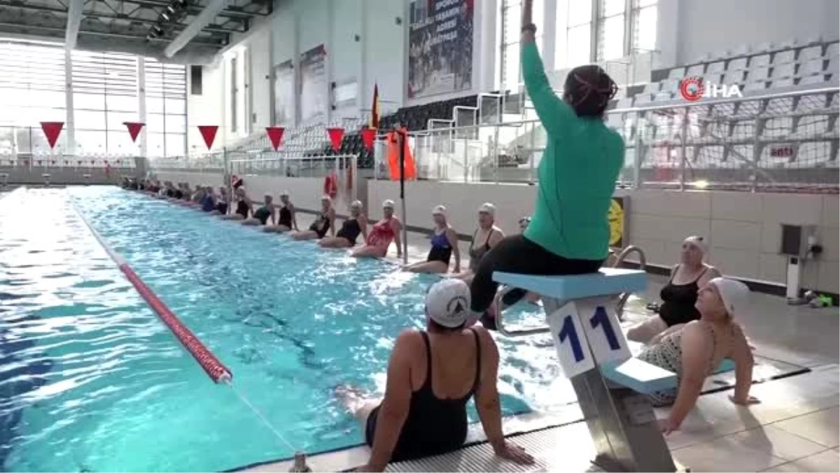Kadınlar su jimnastiğiyle form tutuyor