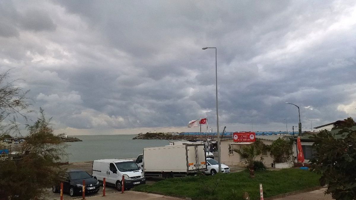 Karadeniz kabardı, dalgalar sahili kapladı