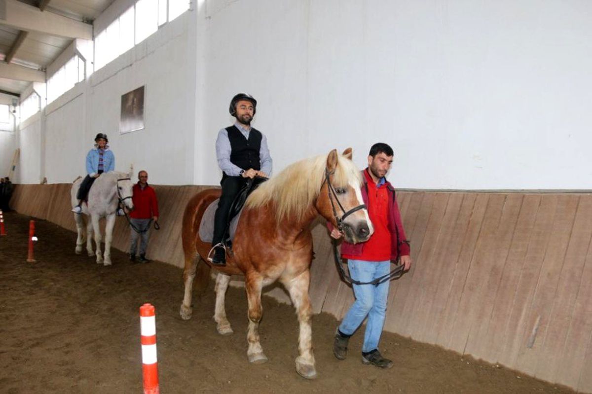 Milli sporcu Ercümen Van\'da binicilik deneyimi yaşadı