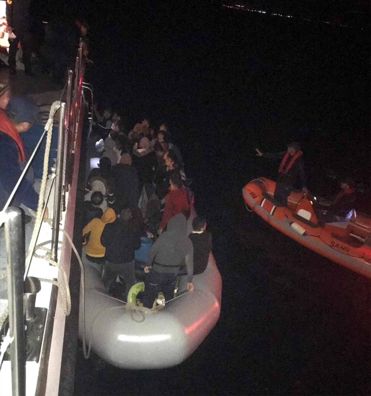 Motor arızası yapan botlardaki düzensiz göçmenler kurtarıldı