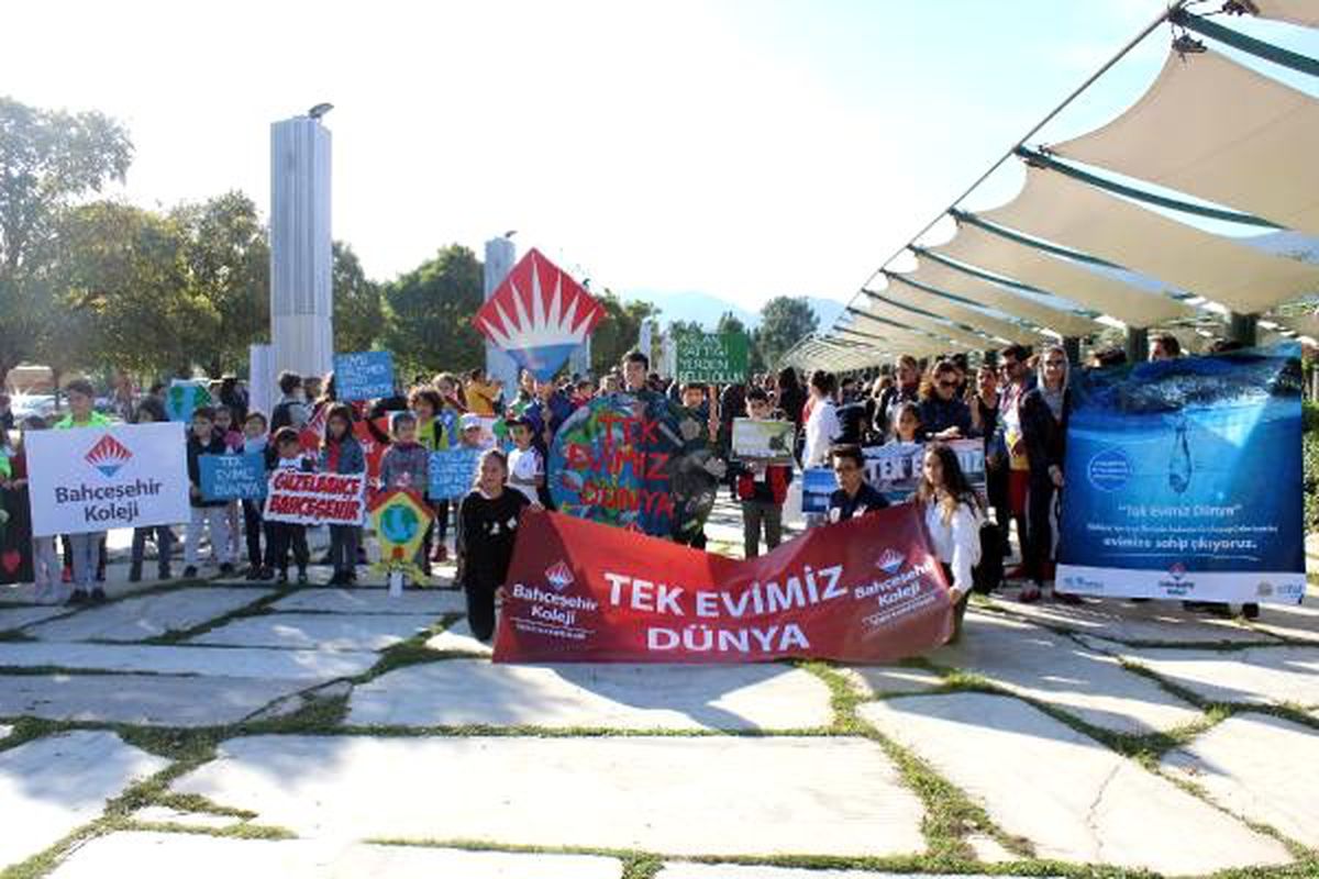 Öğrenciler, \'Tek evimiz dünya\' sloganıyla kıyıları temizledi