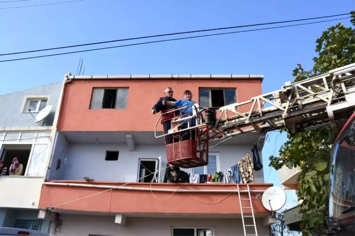 Pencereden girmeye çalışırken düşerek yaralandı