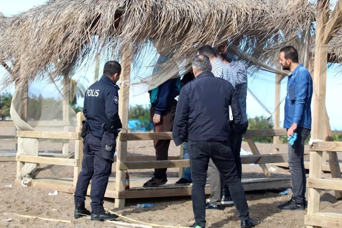 Polis ceset üzerinde çalışırken turistler kitap okuyup vatandaşlar balık tuttu