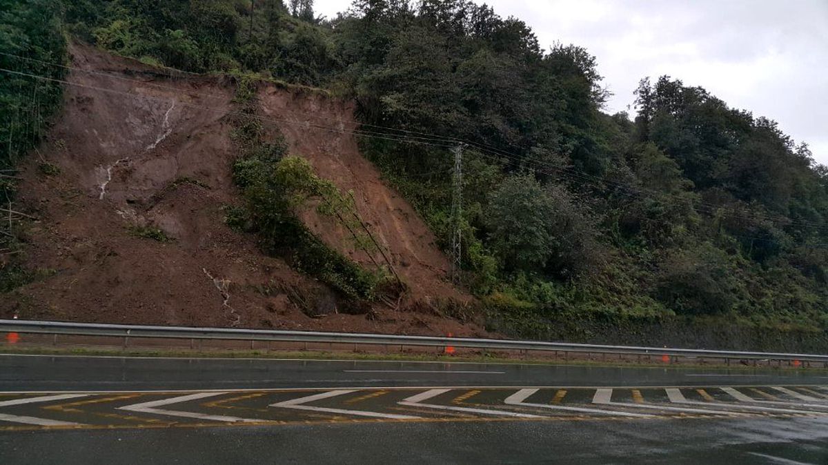 Rize\'nin Pazar ilçesinde dün akşam yaşanan heyelanın ardından yol çamurdan temizlendi